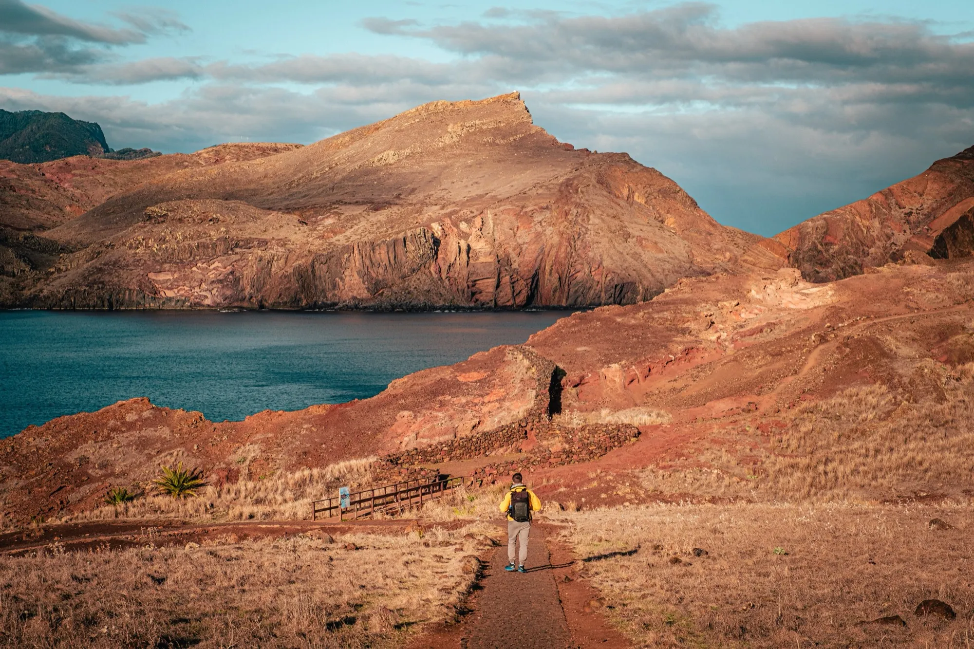 Un sentier de terre rouge entre les falaises, à Madère