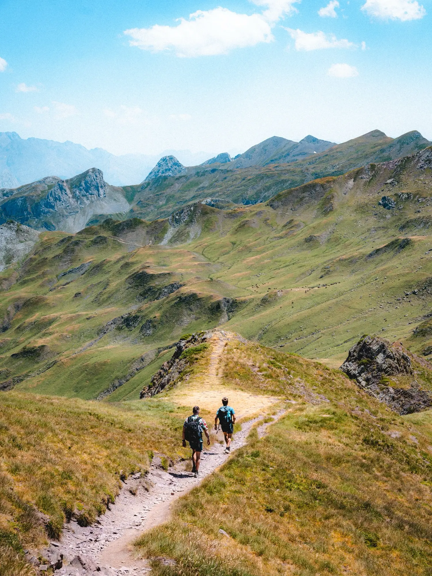Deux randonneurs sur un sentier d'estive dans les Pyrénées